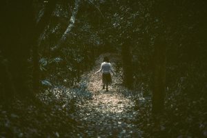 森の中を歩く女性１